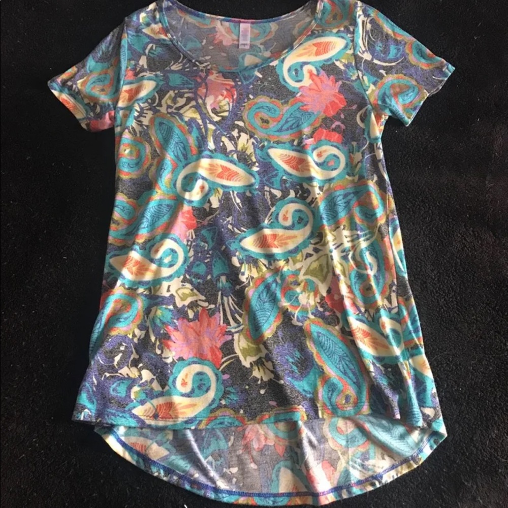 🌼NWOT Lularoe Classic T🌼